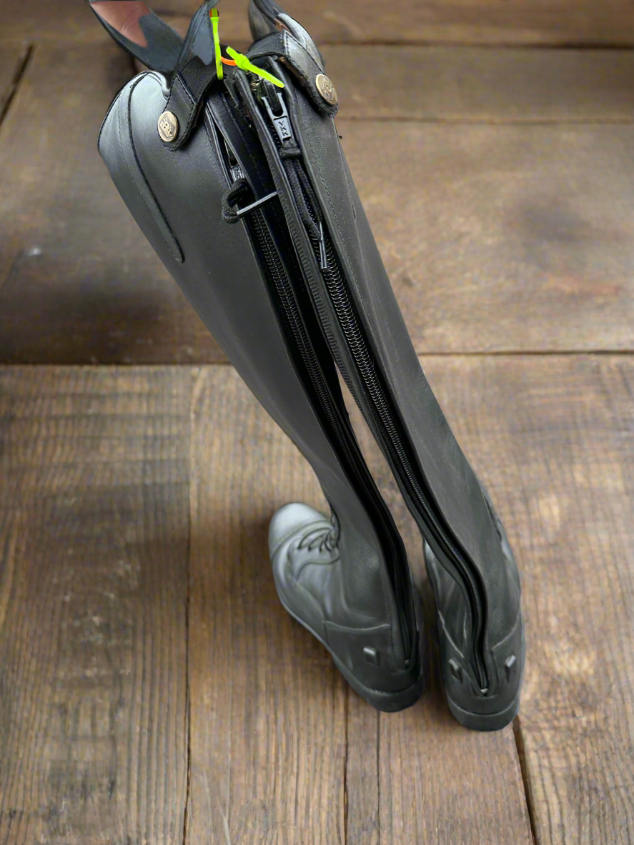 Women’s Size 7 Treadstone riding boots